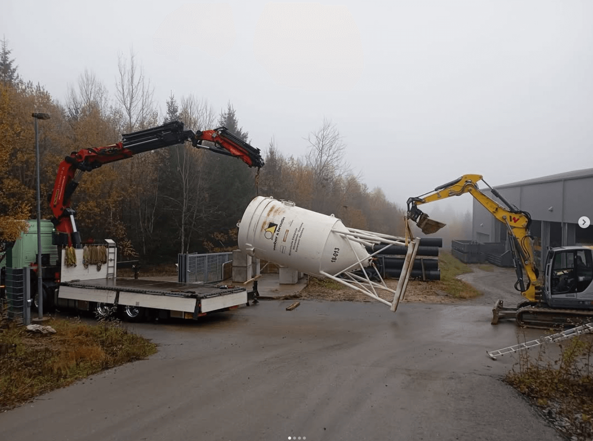 Wir stellen ein Streusalzsilo für den Winter auf